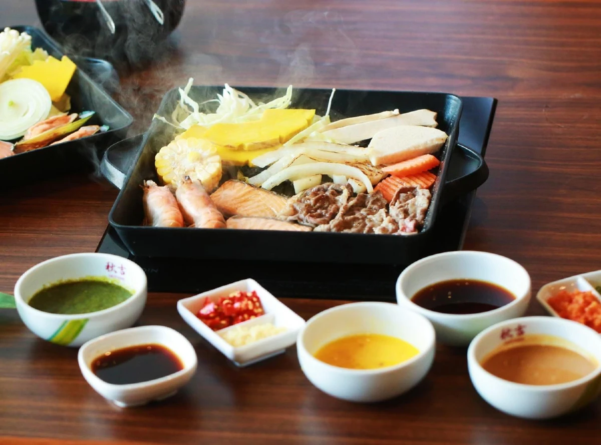 AKIYOSHI ญี่ปุ่นจัดเต็มทั้งชาบู-สุกี้-ปิ้งย่าง ท่ามกลางบรรยากาศร่วมสมัยใกล้รถไฟฟ้า