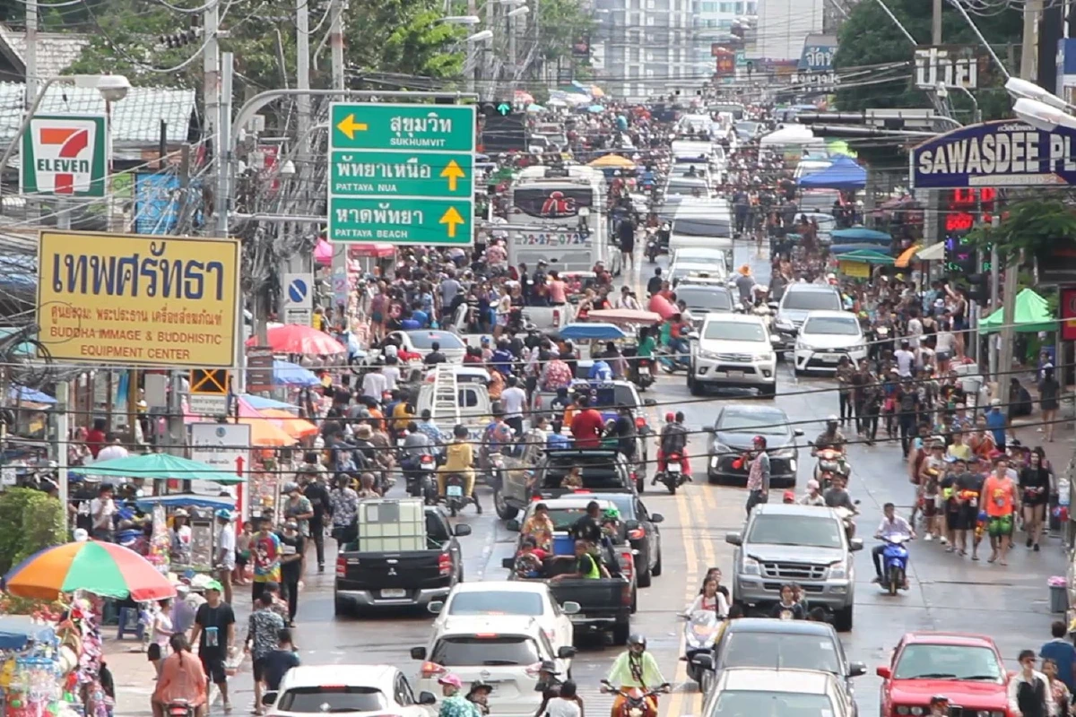 วันไหลนาเหลือคึกคนนับหมื่นออกมาเล่นสาดน้ำชิมลางก่อนวันไหลพัทยา