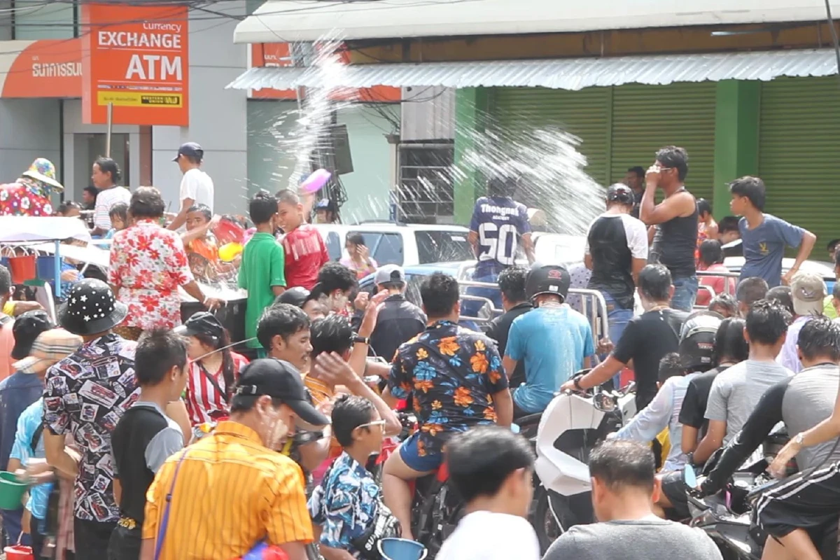 วันไหลนาเหลือคึกคนนับหมื่นออกมาเล่นสาดน้ำชิมลางก่อนวันไหลพัทยา