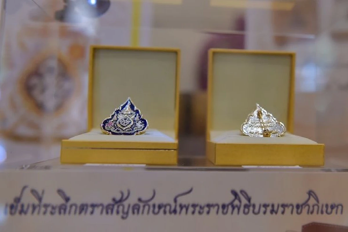 รัฐบาลเชิญชวนประชาชนประดับเข็มที่ระลึกงานพระราชพิธีฯ