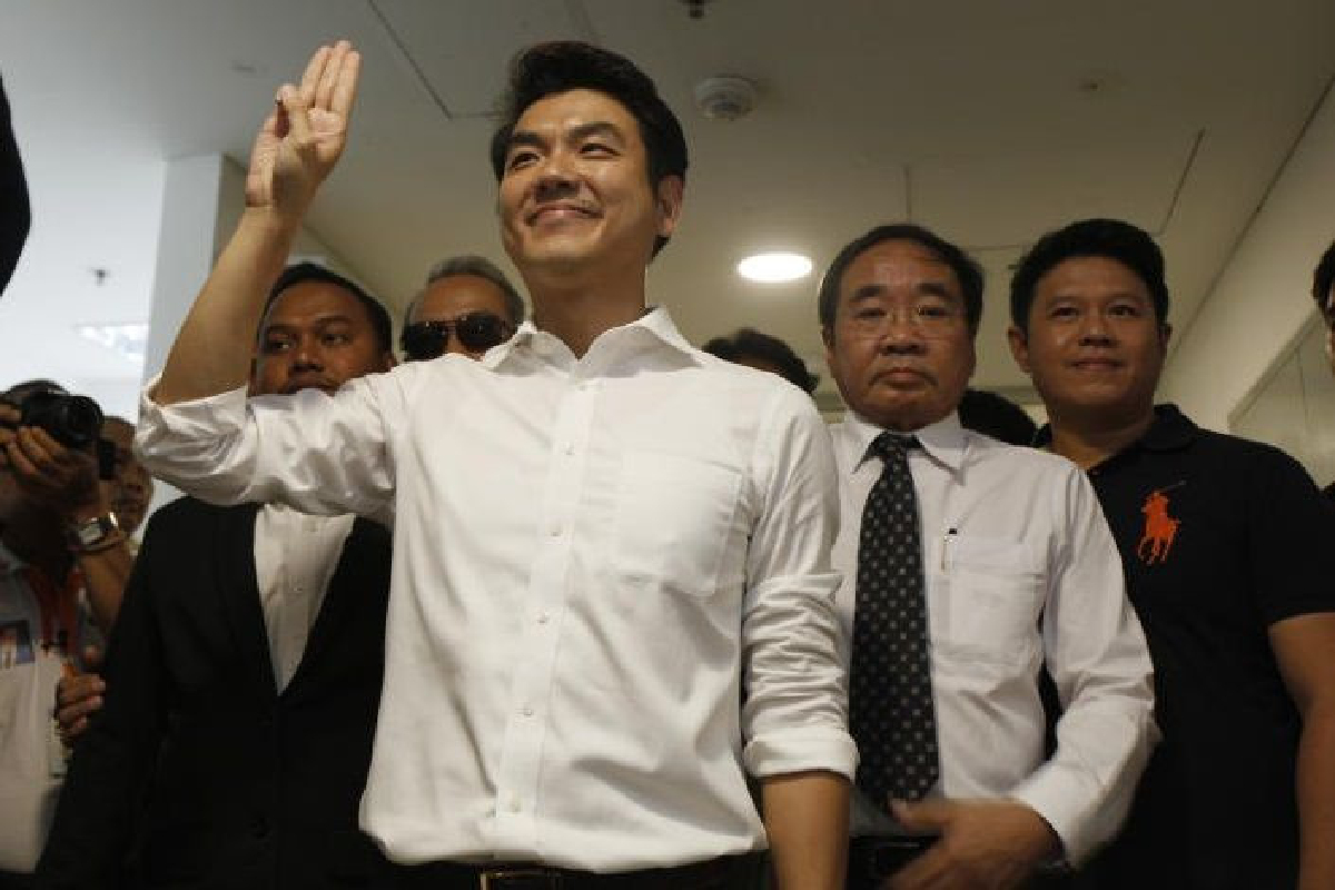 "ปิยบุตร"ลั่นการเมืองไม่มีทางตันมีแต่พวกกลัวเสียอำนาจอ้างเพื่อหวังอยู่ต่อ "ปิยบุตร"ลั่นการเมืองไม่มีทางตันมีแต่พวกกลัวเสียอำนาจอ้างเพื่อหวังอยู่ต่อ