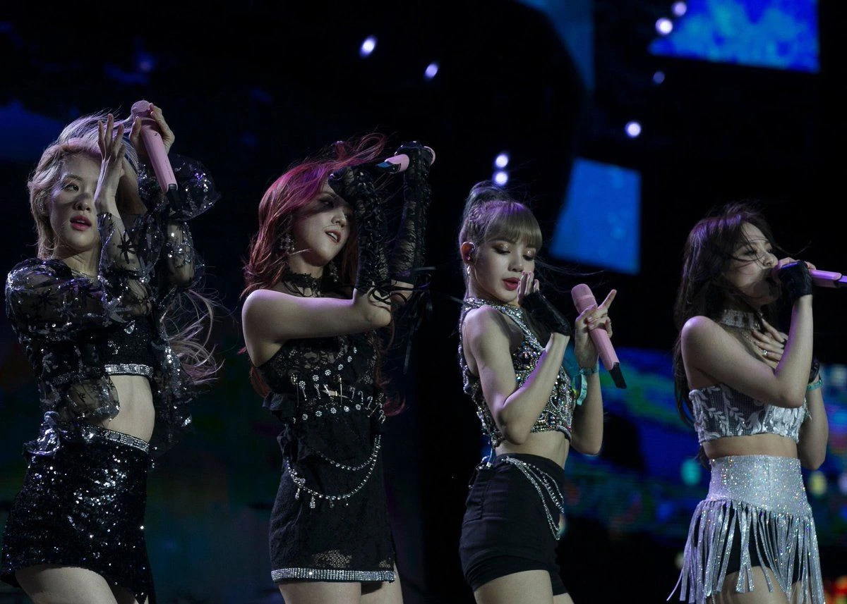 ลิซ่า BLACKPINK กับทรงผมหน้าม้าสุดเป๊ะ เต้นสะบัดแค่ไหนก็ไม่มีกระดิก