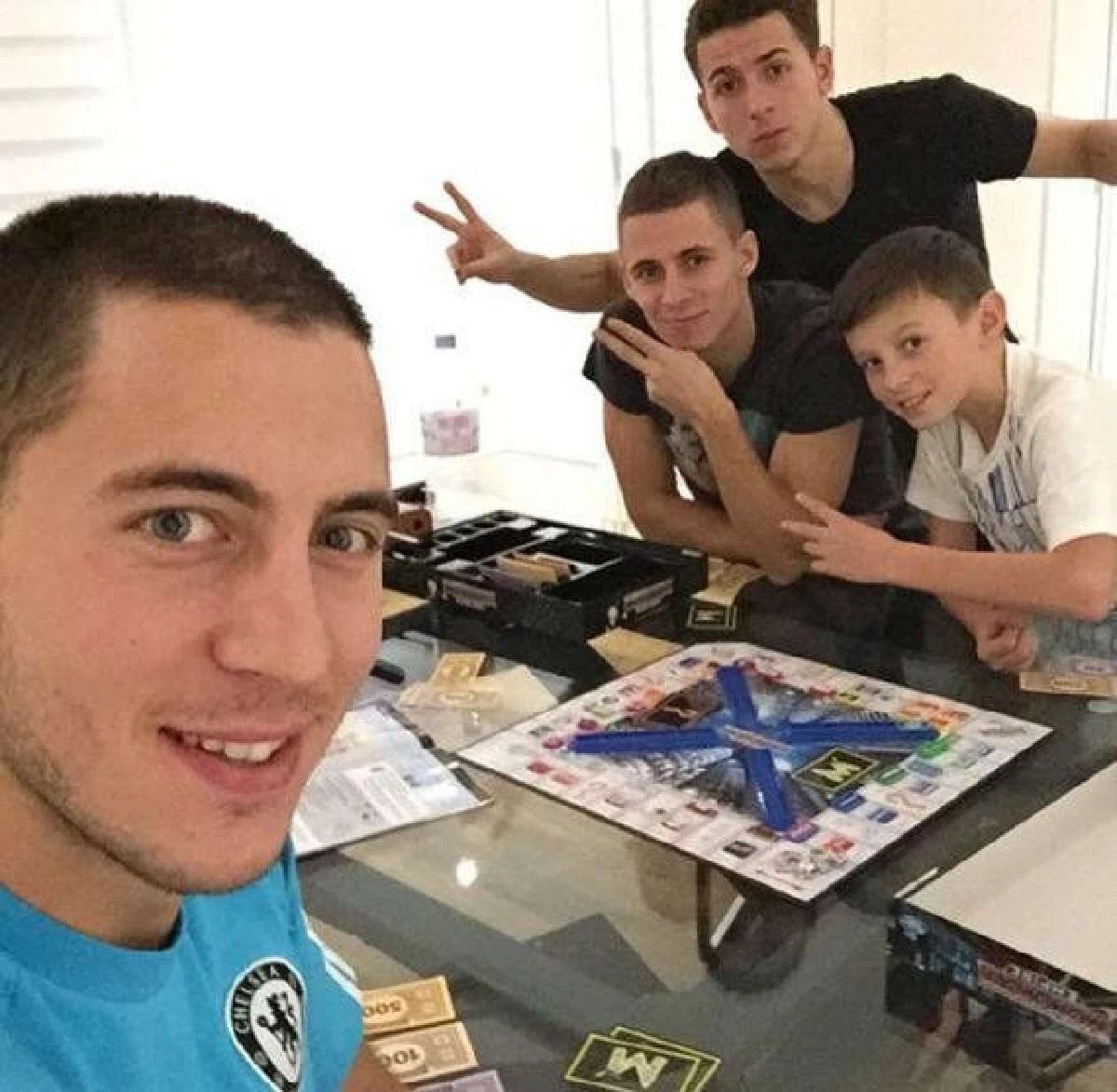 “อาซาร์ แฟมิลี่” ครอบครัวนี้เตะบอลกันทั้งบ้าน