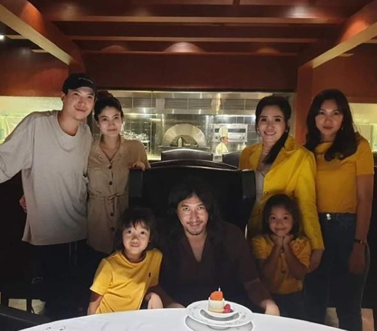 อบอุ่นพร้อมหน้า! หม่อมโจ้ รุ่งคุณ พี่ชาย ป๊อก ภัสสรกรณ์ มารับขวัญหลานแฝด