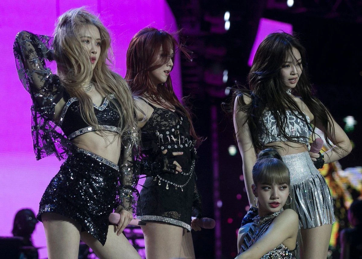 ลิซ่า BLACKPINK กับทรงผมหน้าม้าสุดเป๊ะ เต้นสะบัดแค่ไหนก็ไม่มีกระดิก