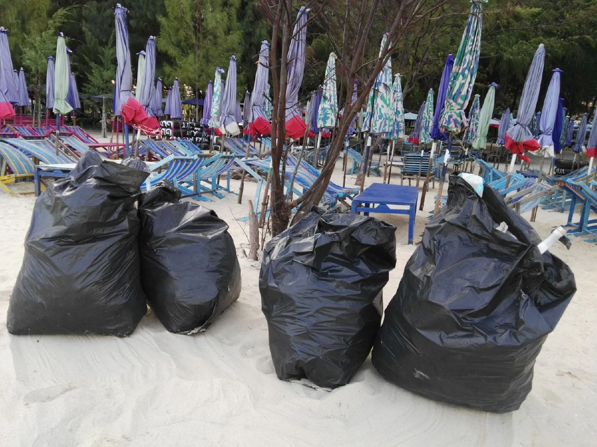 ทำดีต่อไป! ชาวเน็ตให้กำลังใจอาสาสมัครหนุ่มเก็บขยะหาดชะอำ