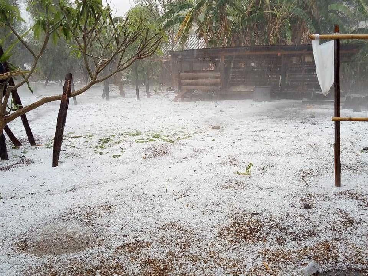 ขาวโพลนราวหิมะ! เผยภาพลูกเห็บตกที่ "อมก๋อย"