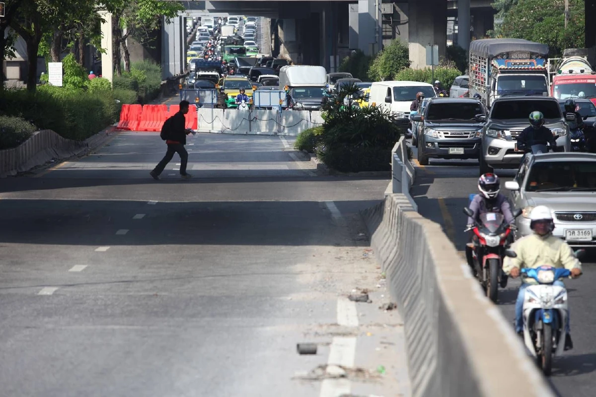 คลองเตยรถติดหนัก! หลังปิดสะพานข้ามแยก ณ ระนอง