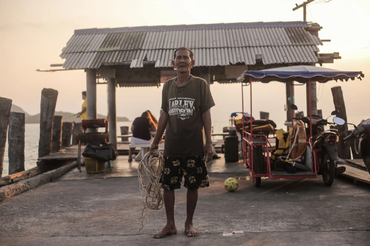 ผู้อุทิศชีวิตเพื่อร่างไร้วิญญาณ "ลุงยุ้ย สัปเหร่อแห่งท้องทะเล"