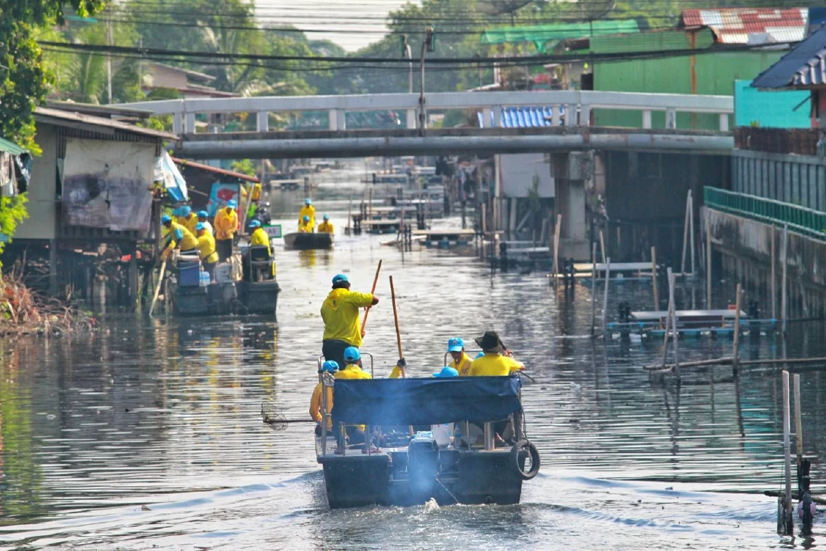 ประชาชนจิตอาสาพร้อมใจพัฒนาคลองเปรมประชากรให้ใสสะอาด
