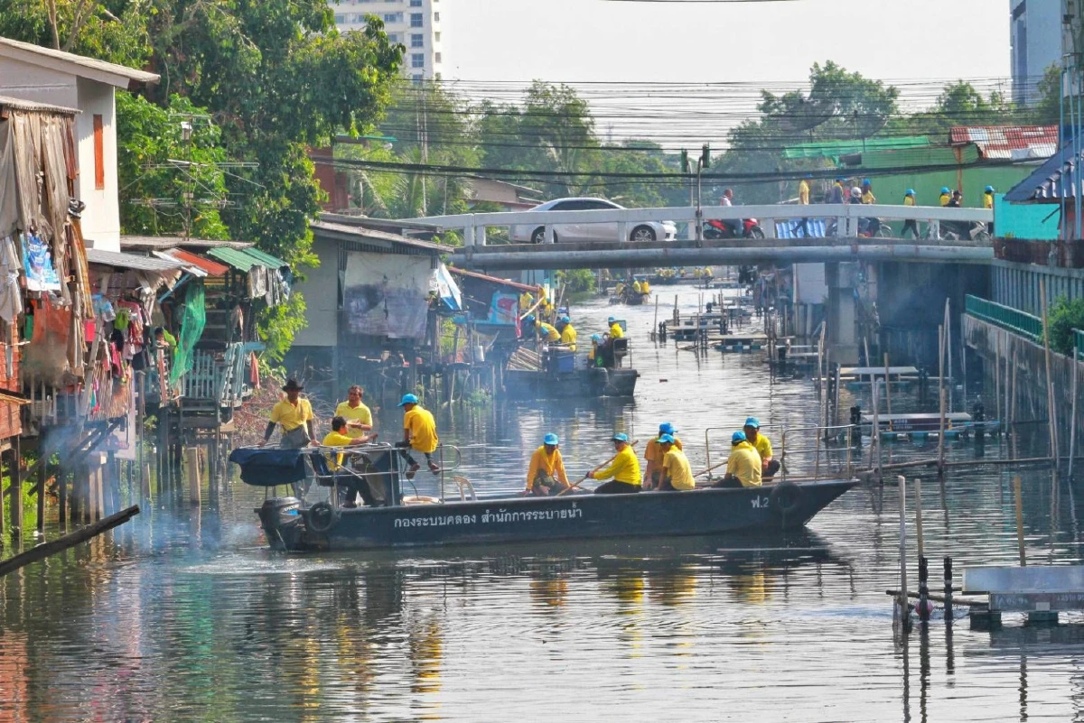 ประชาชนจิตอาสาพร้อมใจพัฒนาคลองเปรมประชากรให้ใสสะอาด