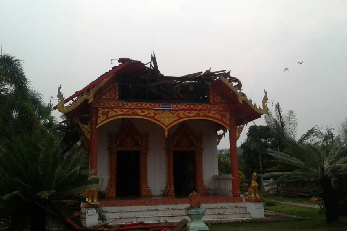 พายุฝนถล่มน่านหลังคาพระวิหารวัดพังคนกระเด็นล้มกระแทกพื้นเจ็บ