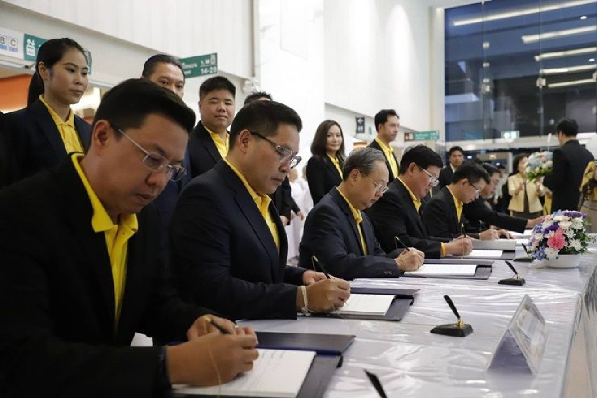 พปชร.ร่วมลงนามถวายพระพรพระราชินีในร.9-พระองค์โสม พปชร.ร่วมลงนามถวายพระพรพระราชินีในร.9-พระองค์โสม