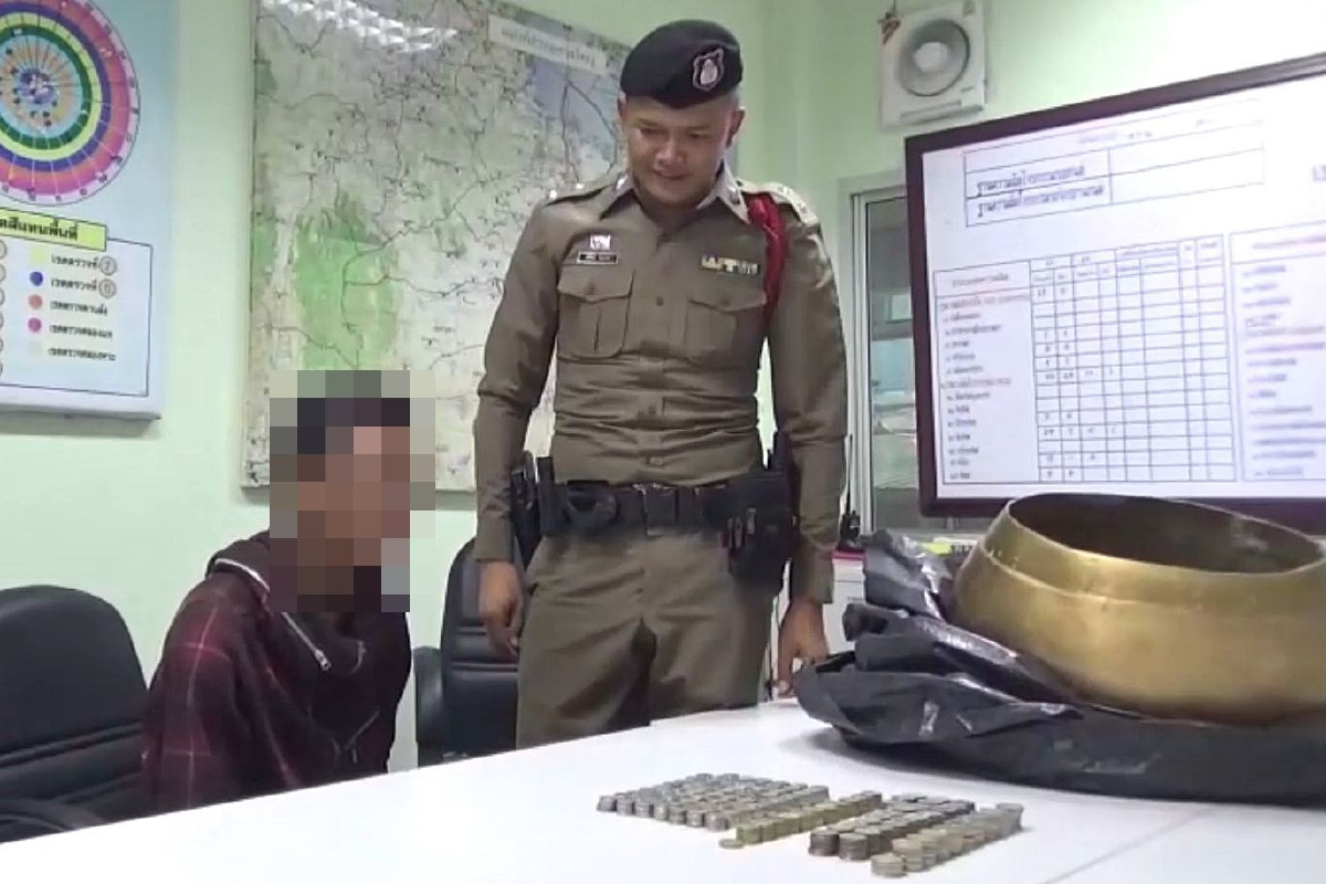 มีความพยายามมาก!ตำรวจจับโจรลักบาตรพระตั้งสูงจากพื้นกว่า3เมตร มีความพยายามมาก!ตำรวจจับโจรลักบาตรพระตั้งสูงจากพื้นกว่า3เมตร