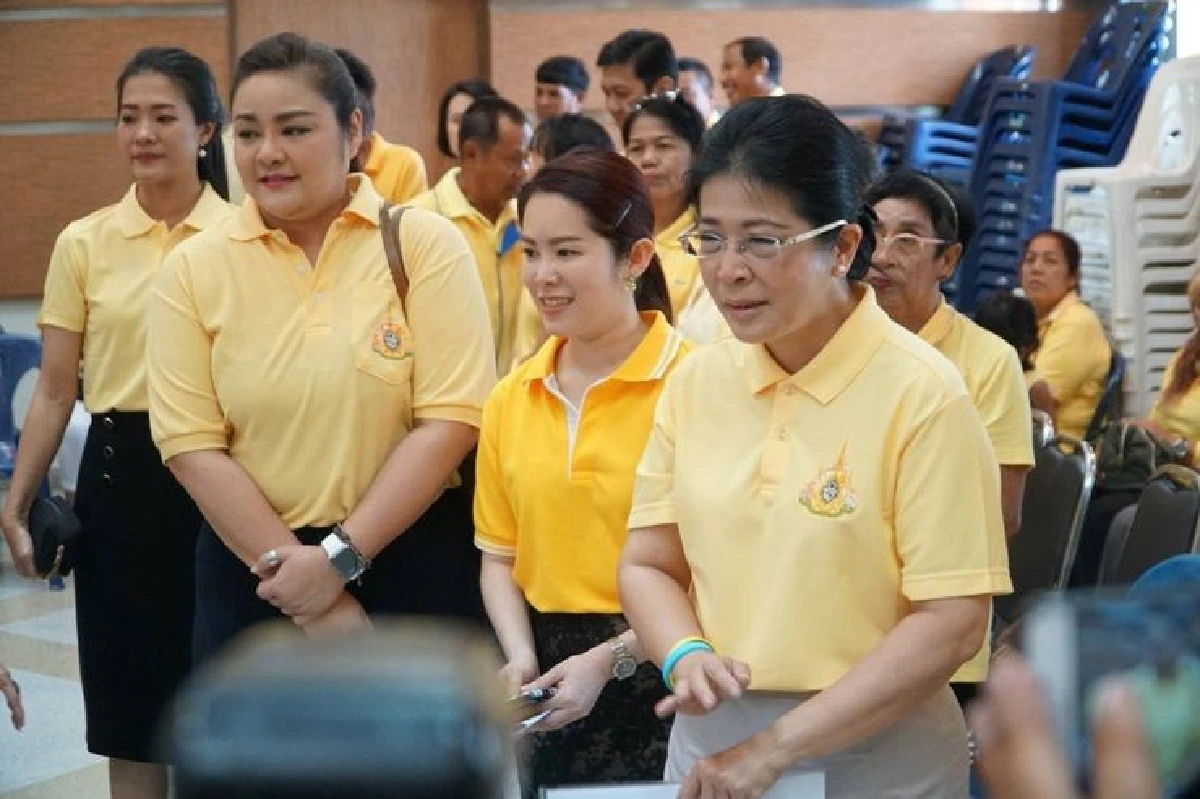 สุดารัตน์-แกนนำพท.ลงทะเบียนจิตอาสาเฉพาะกิจพิธีบรมราชาภิเษก