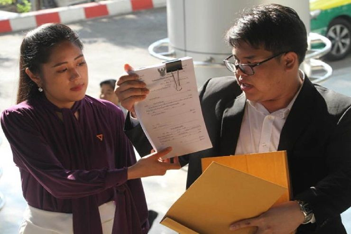 กกต.ส่งม้าเร็วยื่นหนังสือแจ้งข้อกล่าวหา"ธนาธร"แล้ว กกต.ส่งม้าเร็วยื่นหนังสือแจ้งข้อกล่าวหา"ธนาธร"แล้ว