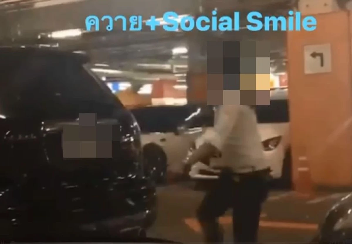 ชาวเน็ตจวกยับสาวใช้เท้ายันรถคนอื่นให้พ้นทาง