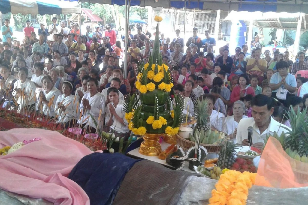 ตะเคียนทอง2ต้นอายุกว่า300ปีถูกยกขึ้นพ้นน้ำชาวบ้านตามไปขอโชคลาภที่วัด