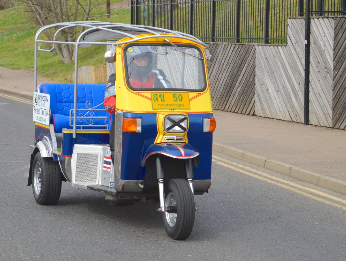 นักธุรกิจอังกฤษดัดแปลง ตุ๊กตุ๊กไทยแลนด์ วิ่งเร็วสุดในโลก