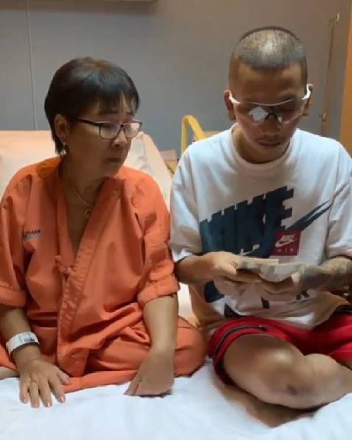 แจ๊ส ชวนชื่น กราบตักแม่นำเงินปึกใหญ่มาให้ ก่อนจะหักมุมขอติดตลก (คลิป)