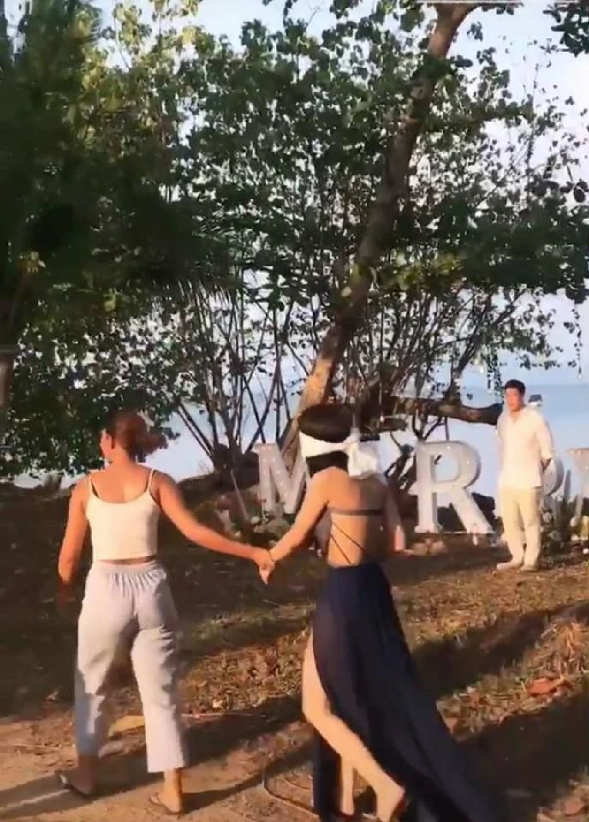 เซย์เยสอีกราย! น้ำชา ชีรณัฐ ถูกแฟนหนุ่มคุกเข่าขอแต่งงานริมทะเล