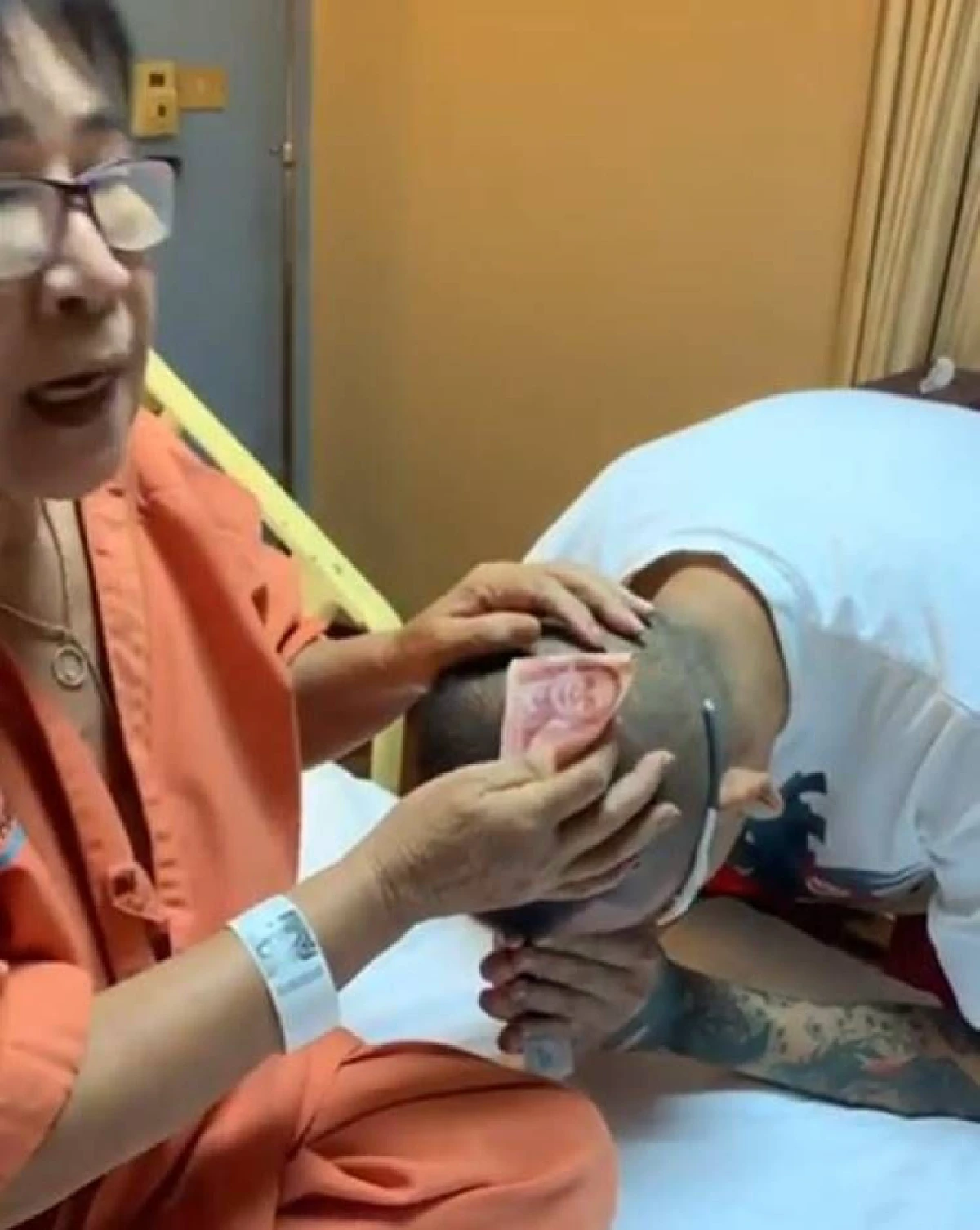 แจ๊ส ชวนชื่น กราบตักแม่นำเงินปึกใหญ่มาให้ ก่อนจะหักมุมขอติดตลก (คลิป)