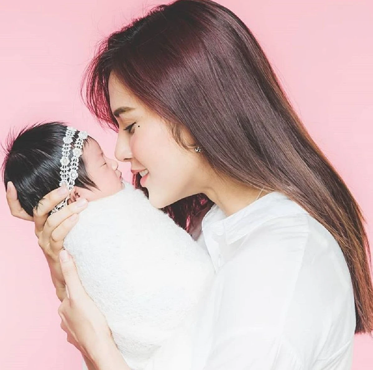 10 ภาพ น้องดิสนีย์ ลูกสาว อุ้ม ลักขณา ถ่ายแบบครั้งแรกน่ารักละมุนมาก
