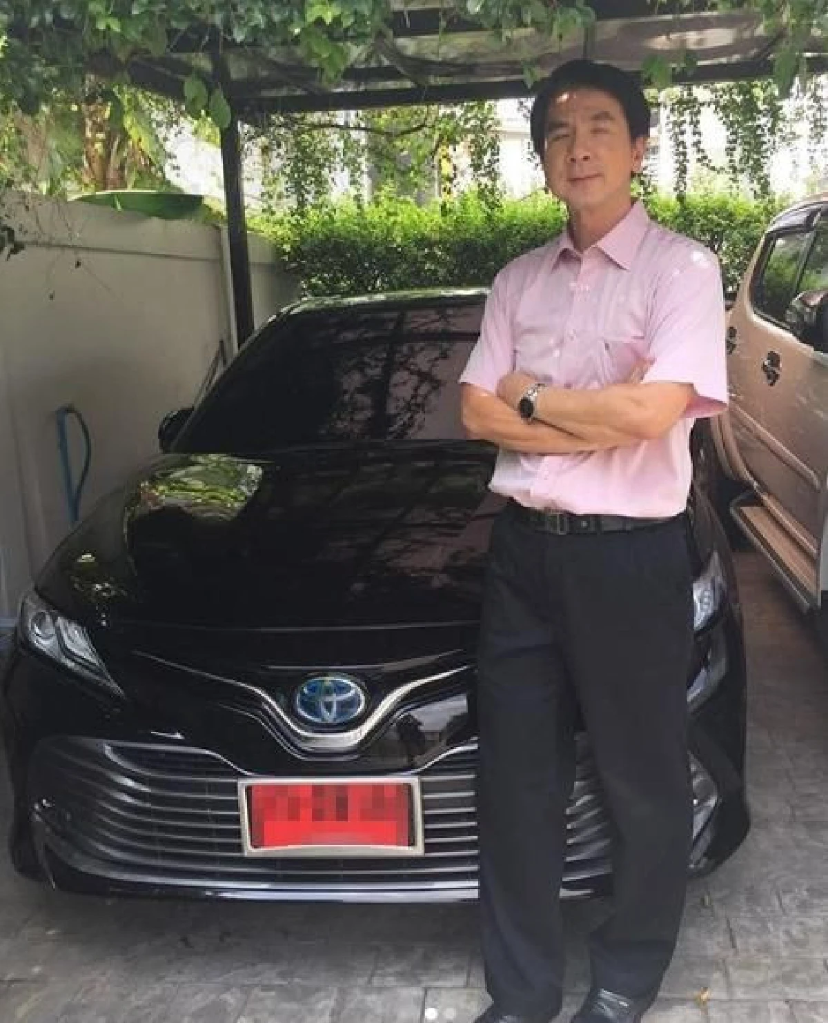 คุณพ่อใบเฟิร์น ดีใจสุดขีด! ตื่นมาเจอเซอร์ไพรส์ด้วยรถป้ายแดงจากลูกสาว