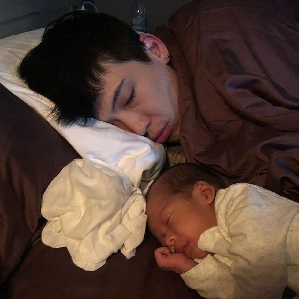 มาร์กี้ แอบถ่ายสามี ป๊อก หลับไปพร้อมกับ น้องมีก้า พ่อลูกน่าเอ็นดูสุดๆ