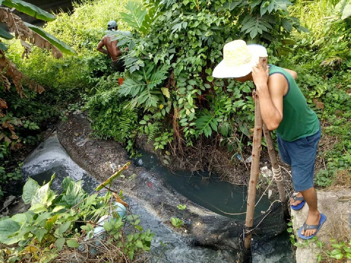 ชื่นชม! จนท.ระยองทำ "ตาข่ายดักขยะ" แก้ปัญหาขยะลงทะเลสำเร็จ