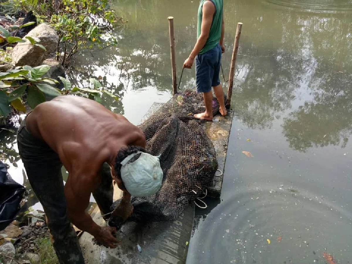 ชื่นชม! จนท.ระยองทำ "ตาข่ายดักขยะ" แก้ปัญหาขยะลงทะเลสำเร็จ