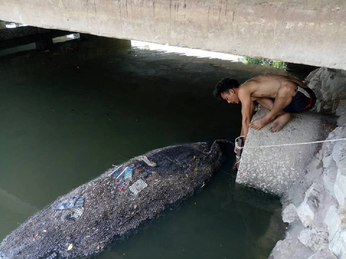 ชื่นชม! จนท.ระยองทำ "ตาข่ายดักขยะ" แก้ปัญหาขยะลงทะเลสำเร็จ