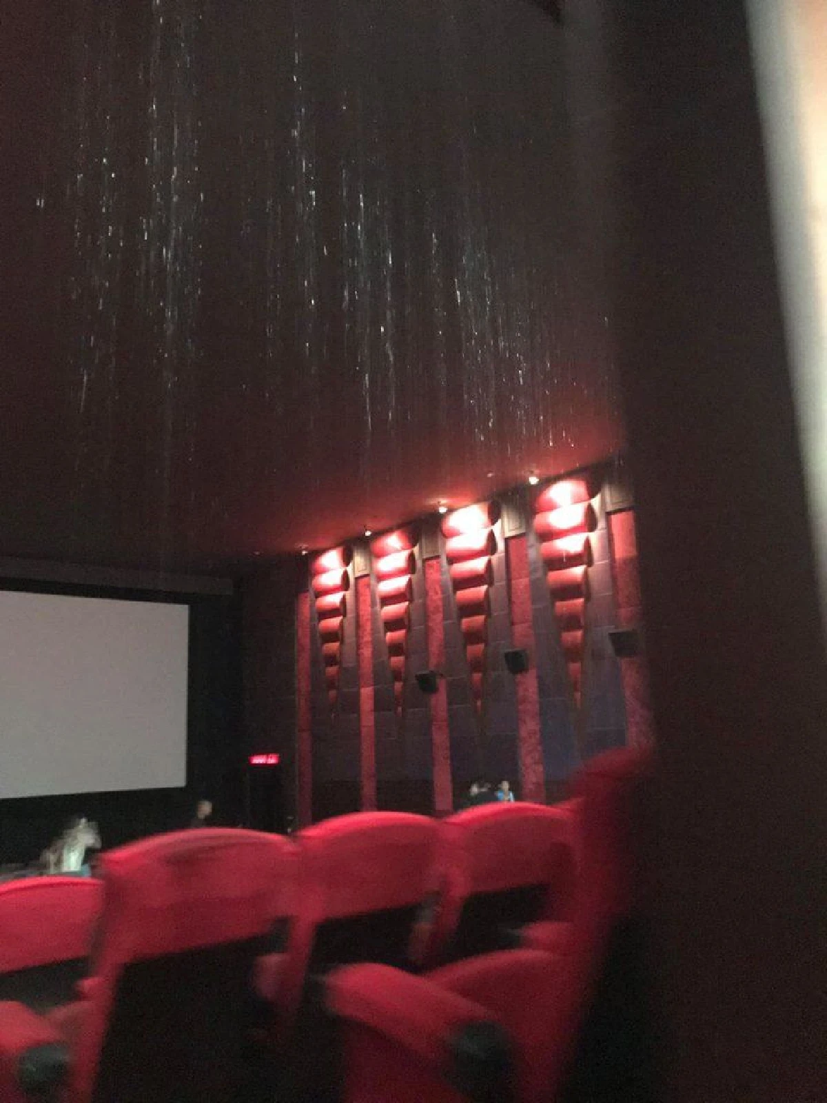 สมจริงเกิน! แห่แชร์คลิป "อเวนเจอร์ส" โรงหนังบ้านโป่งฉากบู๊ระเบิดมีน้ำตกอย่างกับเอฟเฟค