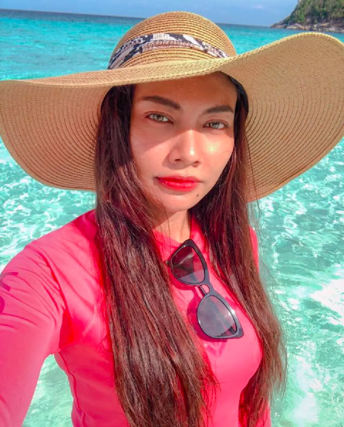 สดใสน่ารัก "แก้ม วิชญาณี” อวดชุดว่ายน้ำสีชมพู พาแม่เที่ยวทะเลภูเก็ต