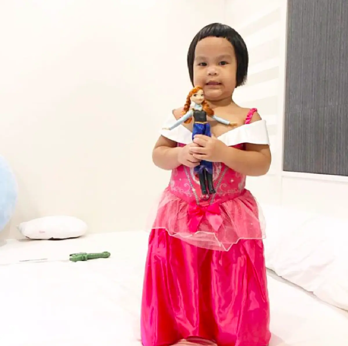 “น้องออเกรซ” เรียกเสียงฮาอีกแล้ว! หลังใส่ชุดปริ้นเซส แม้แต่ “แม่จูน” ยังบอกให้รีบถอด