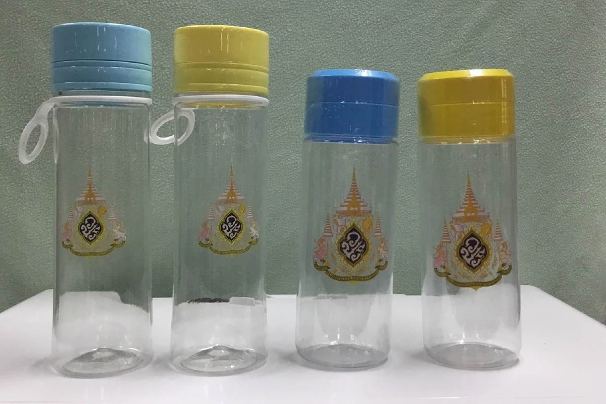 แจกเข็มกลัดที่ระลึกพระราชพิธีบรมราชาภิเษก 100,000 เข็มแก่ประชาชน 