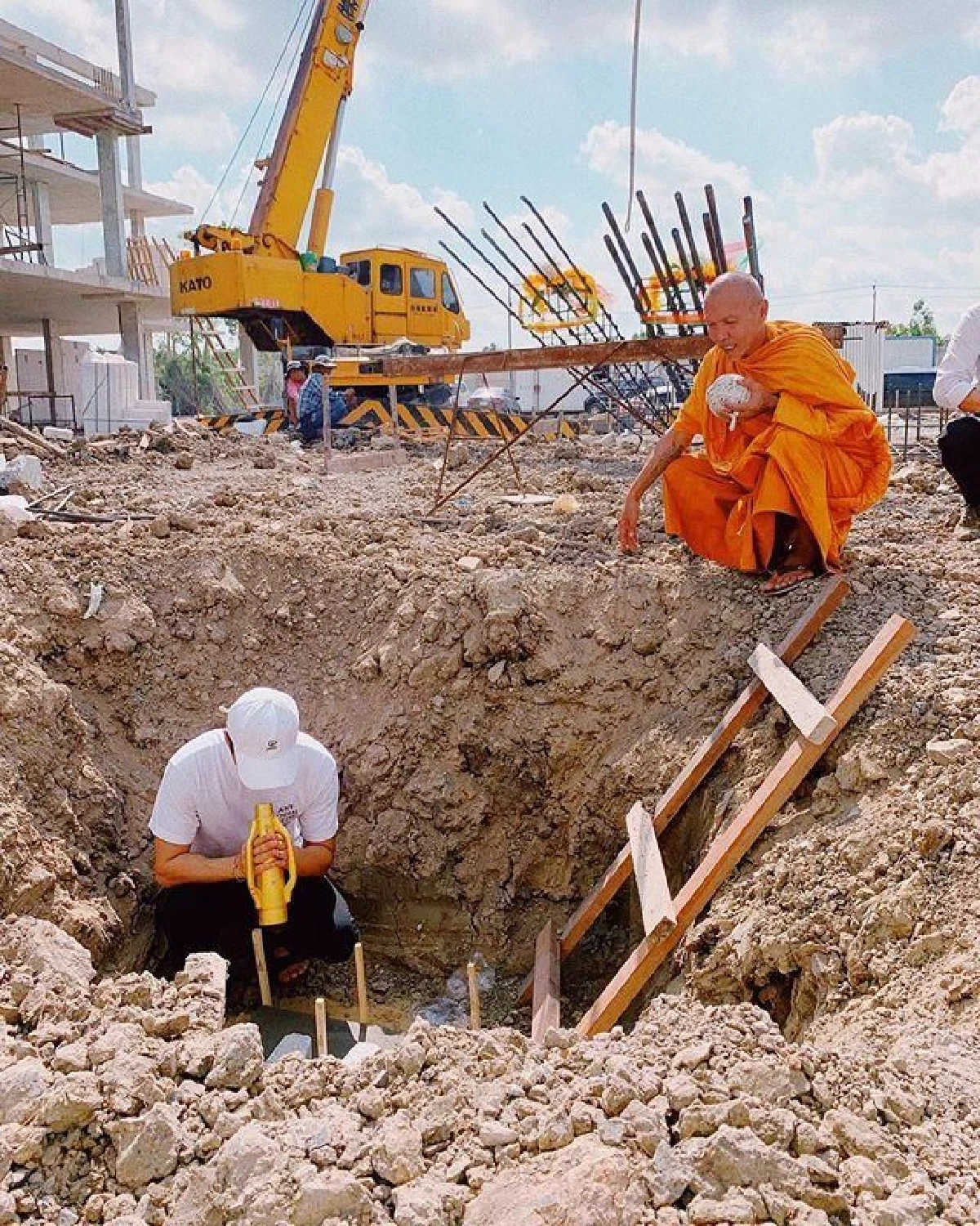 “บี้-กุ๊บกิ๊บ" ลงเสาเอกสร้างบ้านหลังใหม่สุดอลังการ พร้อมโชว์เลขเด็ดขันน้ำมนต์