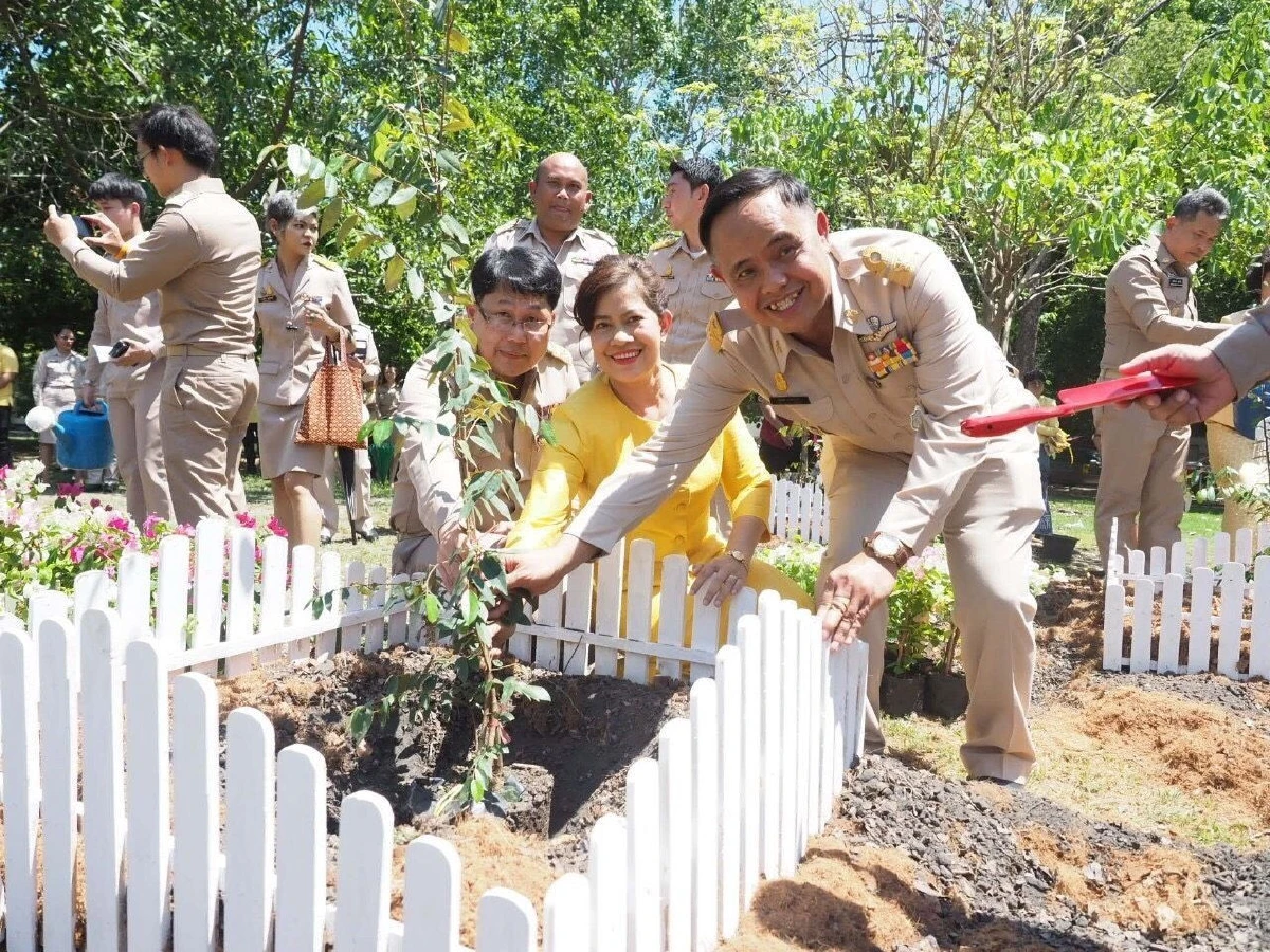 สถ.พร้อมใจปลูกต้นรวงผึ้งไม้มงคลประจำรัชกาลที่ 10