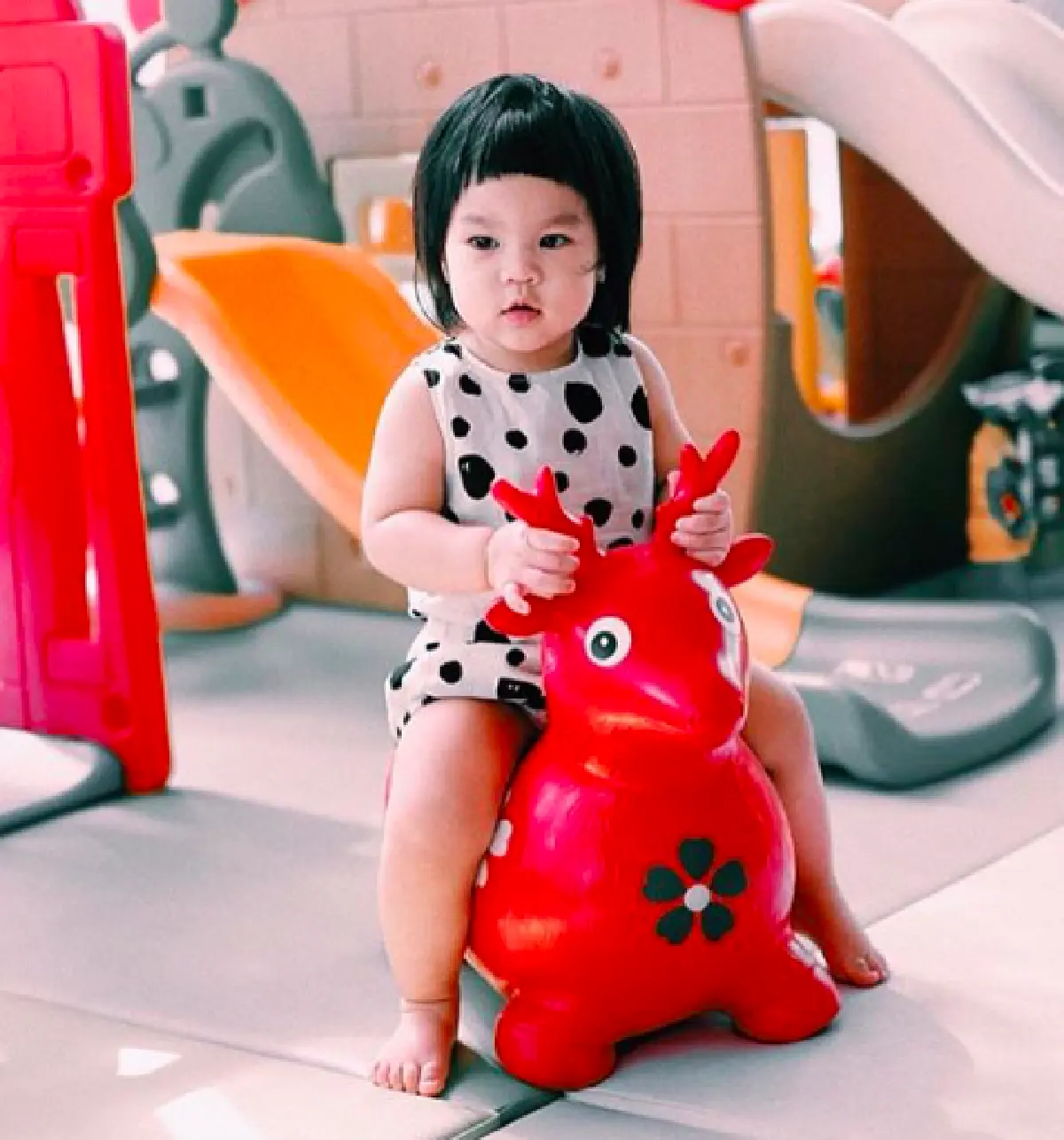 “น้องออเกรซ” เรียกเสียงฮาอีกแล้ว! หลังใส่ชุดปริ้นเซส แม้แต่ “แม่จูน” ยังบอกให้รีบถอด