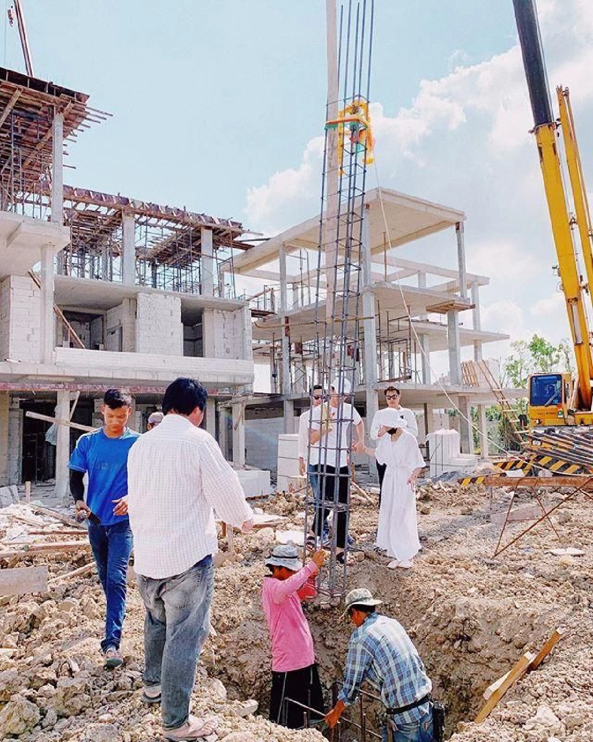 “บี้-กุ๊บกิ๊บ" ลงเสาเอกสร้างบ้านหลังใหม่สุดอลังการ พร้อมโชว์เลขเด็ดขันน้ำมนต์