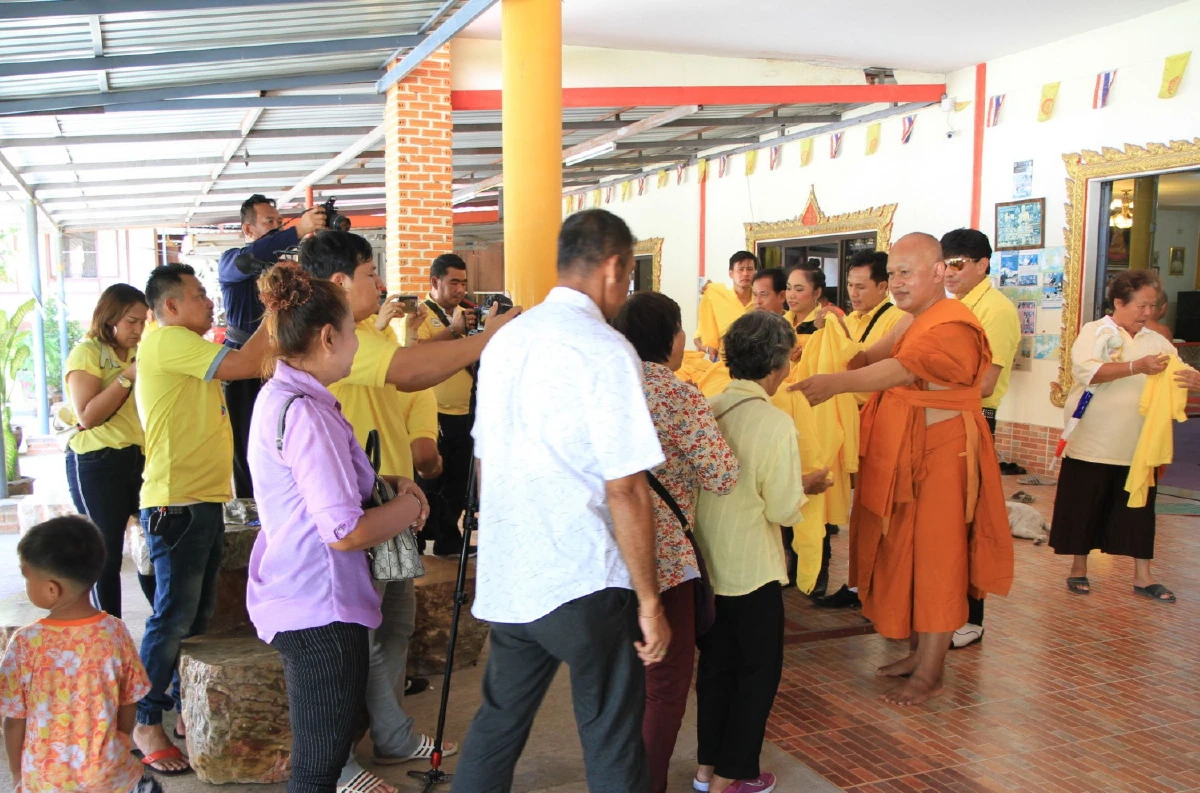 เกจิชื่อดังเมืองกรุงเก่าแจกเสื้อเหลืองให้ประชาชนใส่ในปีมหามงคล