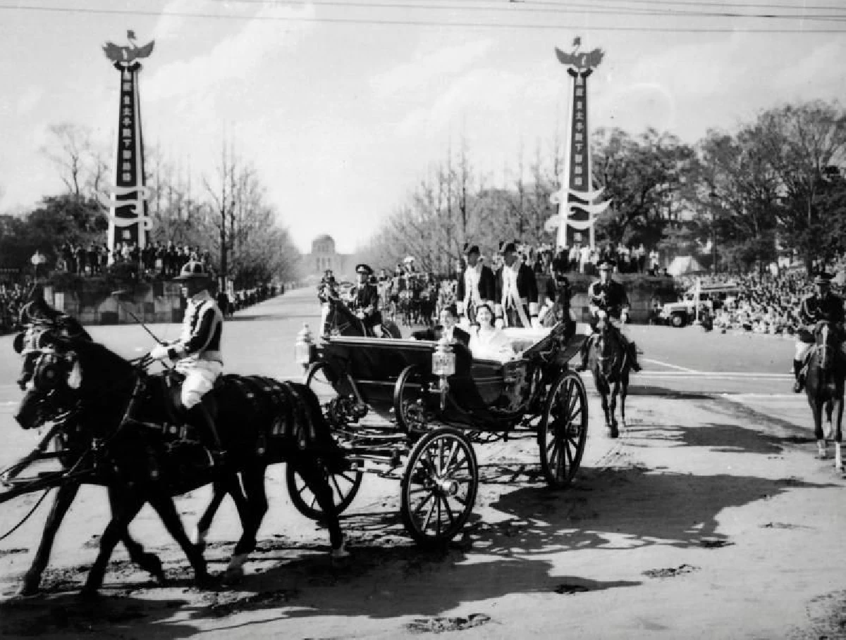 พระจักรพรรดิอากิฮิโตะ: ชีวิตและรัชสมัยเฮเซผ่านภาพถ่ายประวัติศาสตร์