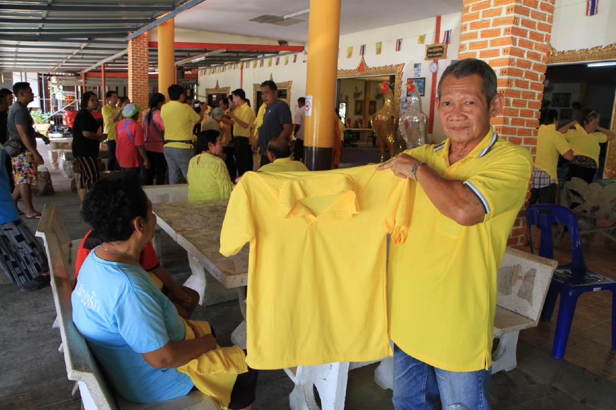 เกจิชื่อดังเมืองกรุงเก่าแจกเสื้อเหลืองให้ประชาชนใส่ในปีมหามงคล