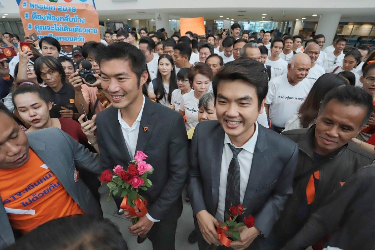 ต้องรอด "ธนาธร" ยัน 11 ว่าที่ส.ส.อนาคตใหม่ไม่มีปัญหาเรื่องคุณสมบัติ ต้องรอด "ธนาธร" ยัน 11 ว่าที่ส.ส.อนาคตใหม่ไม่มีปัญหาเรื่องคุณสมบัติ