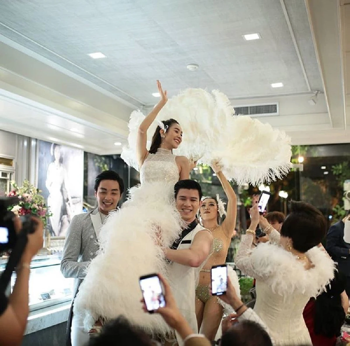 ออร่าเจ้าสาวจับ! มิน พีชญา ปาร์ตี้วันเกิด 30 ปี จัดเต็มความหวานคล้ายงานวิวาห์