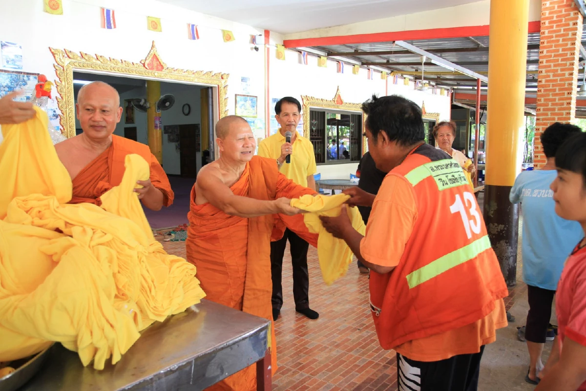 เกจิชื่อดังเมืองกรุงเก่าแจกเสื้อเหลืองให้ประชาชนใส่ในปีมหามงคล