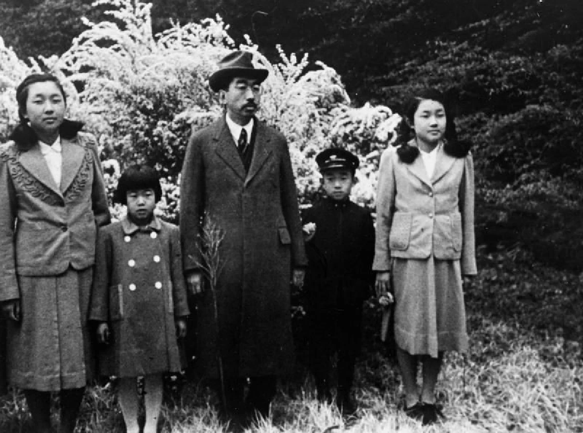 พระจักรพรรดิอากิฮิโตะ: ชีวิตและรัชสมัยเฮเซผ่านภาพถ่ายประวัติศาสตร์