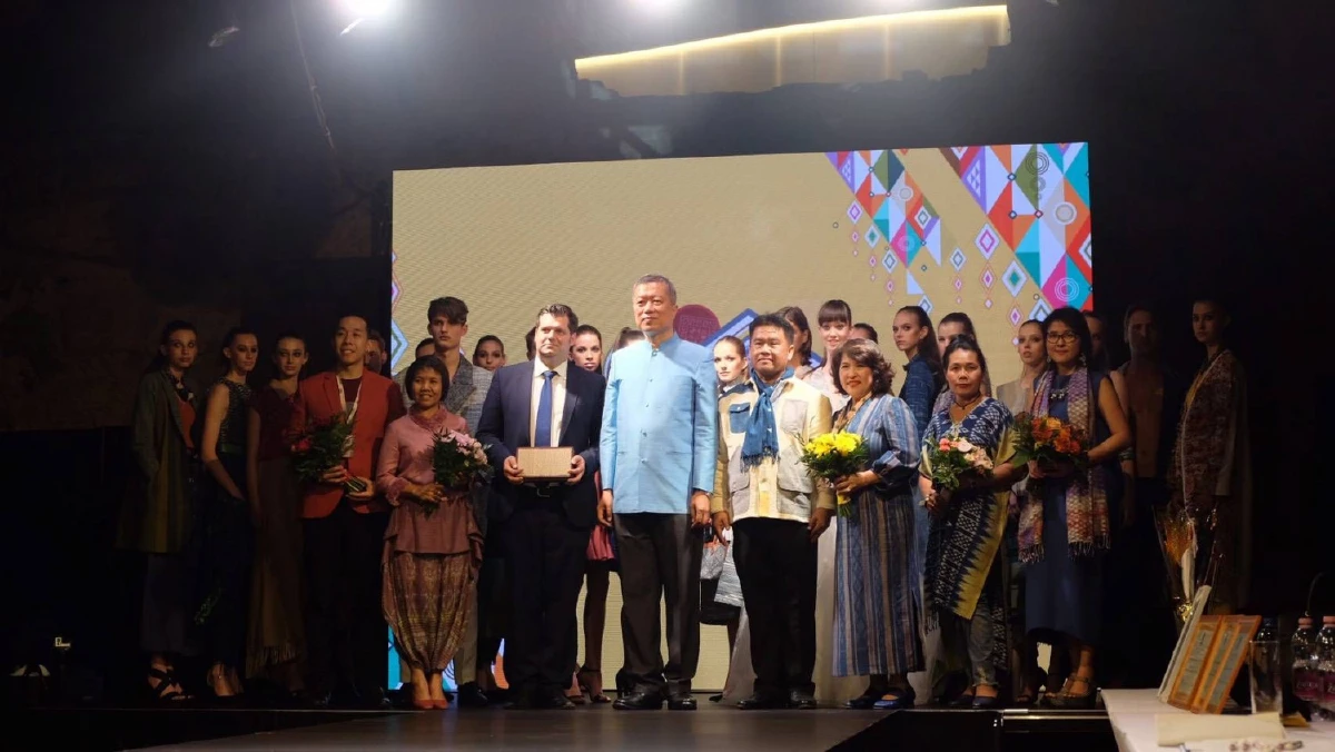 ผ้าไทยกระหึ่มโลก! นำไปโชว์บนเวทีนานาชาติในกรุงบูดาเปสต์