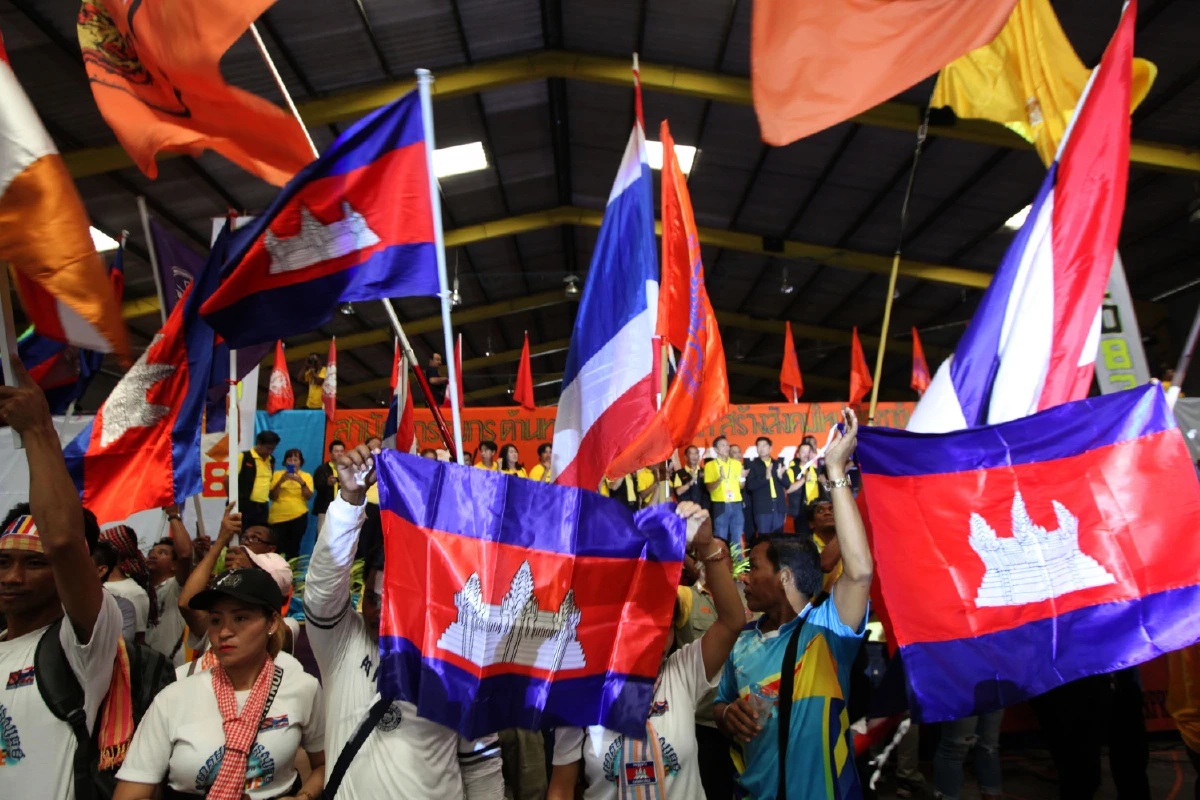 ผู้ใช้แรงงานวาดการ์ตูนล้อบิ๊กป้อมใส่นาฬิกาหรูล้นข้อมือ