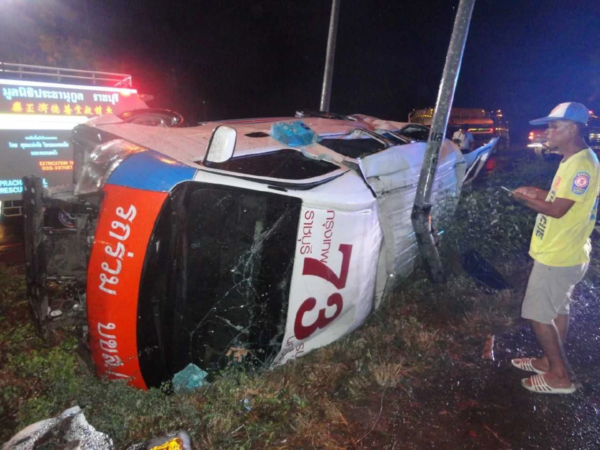 รถตู้โดยสารเพชรบุรี-กทม.เสียหลักพลิกคว่ำดับ1เจ็บ12